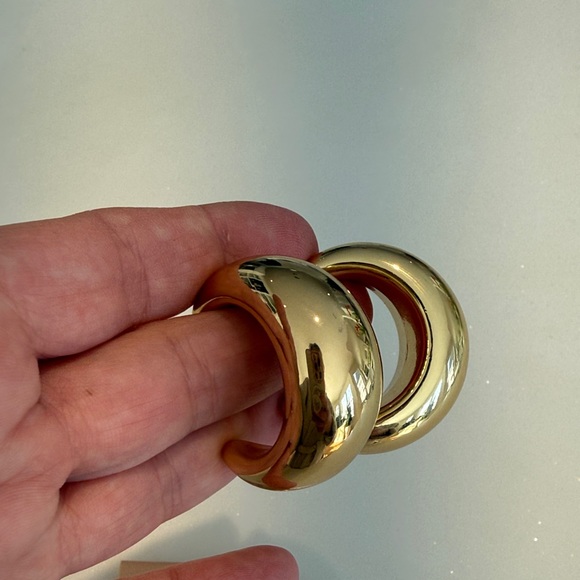 Kenneth Jay Lane couture collection, large statement Shiny Gold Hoop Earrings - Picture 4 of 7